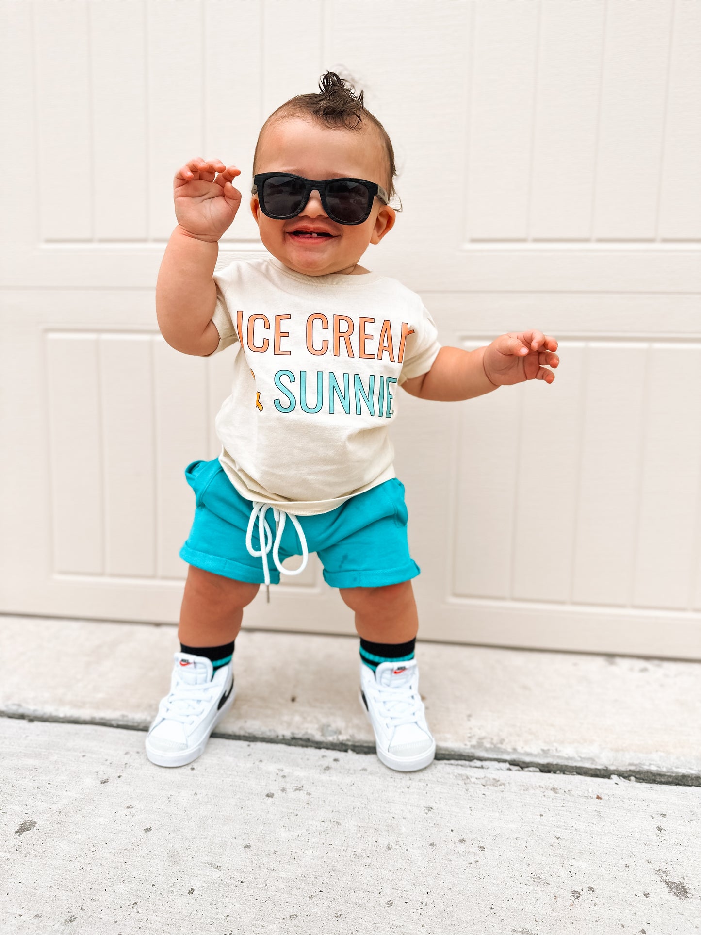 Sunnies| Oatmeal Graphic T-shirt